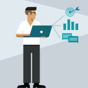 مردی در حال کار با لپ تاپ و نگاه به اشکال