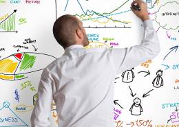 مردی در حال نوشتن بر روی دیوار