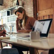 یک زن و کار با لپ تاپ