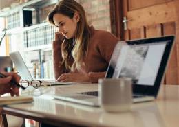 یک زن و کار با لپ تاپ