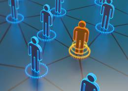 آدمک طلایی در کنار آدمک آبی