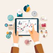 دستی در حال کار با لپ تاپ