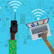 دستی در حال کار با لپ تاپ و بیسیم