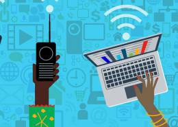 دستی در حال کار با لپ تاپ و بیسیم