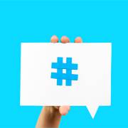 گرفتن هشتگ آبی در دست