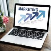 علامت فلش بر روی صفحه لپ تاپ