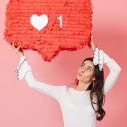 علامت لایک در دست یک زن