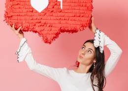 علامت لایک در دست یک زن