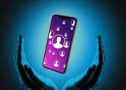 دستی در حال گرفتن تلفن همراه