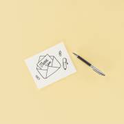 کشیدن پاکت نامه بر روی کاغذ در کنار آن