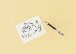 کشیدن پاکت نامه بر روی کاغذ در کنار آن