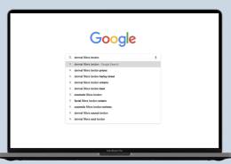 لپ تاپ روشن و نمایش گوگل