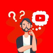 مردی ایستاده در حال فکر