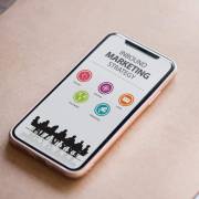 تلفن همراه روی میز