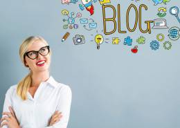 زنی در حال نگاه کردن به علامت بلاگفا