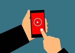 علامت پلی در داخل موبایل در دست