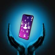 دستانی در حال گرفتن تلفن همراه