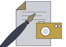 خودکار بر روی کاغذ و دوربین عکاسی در کنار آن