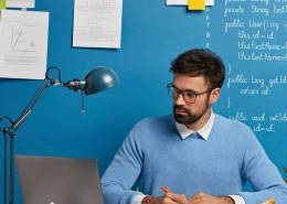 مردی در حال کار با لپ تاپ