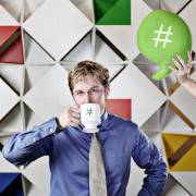 مردی در حال نوشیدن چای و علامت هشتگ روی سر آن