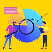 یک مرد در حال نگهداری ذره بین وم رد دیگر کلاسور به دست