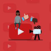 زنی نشسته بر روی علامت پِلی در کنار دوربین