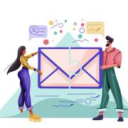 نگاه داشتن پاکت نامه توسط یک زن و مرد