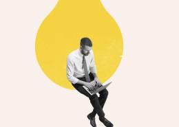 مردی نشسته بر روی لامپ