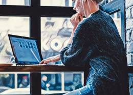 زنی در حال کار با سیستم